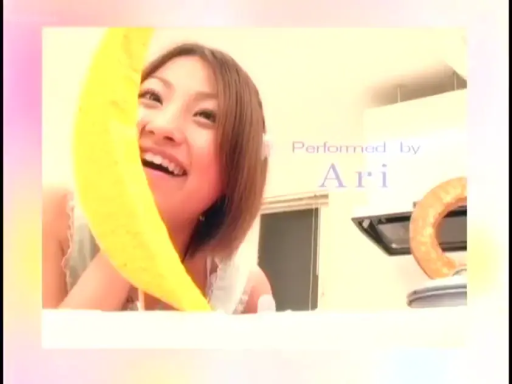 室内 · 俯身 · 微笑 · 面部特写 · 灿烂 · 浅蓝色无袖上衣 · 黄色香蕉模型 · 演员介绍文字