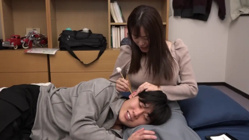 卧室 · 舒适 · 长袖针织衫 · 温馨氛围 · 男子的面部表情 · 木质耳勺