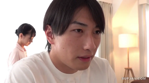 室内 · 坐姿 · 专注 · 台灯 · 面部特写 · 凝视 · 亚洲人 · 白色T恤