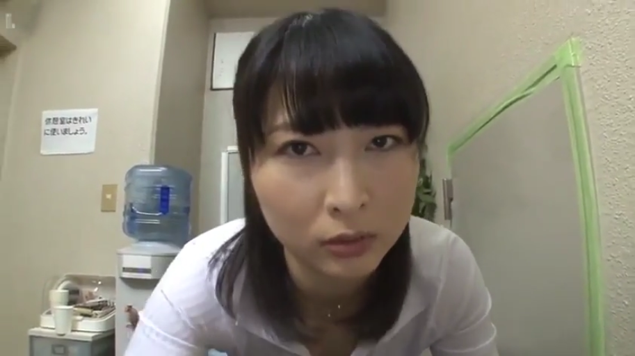 专注 · 脸部特写 · 休息区 · 白色衬衫