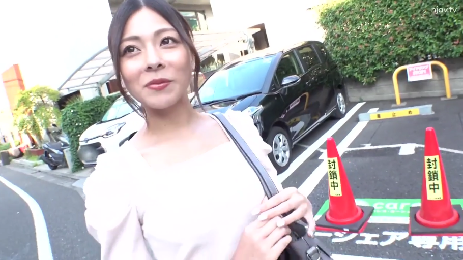 上半身特写 · 自然 · 停车场 · 单肩包 · 光线明亮 · 白色浅色上衣