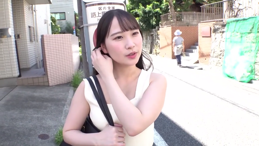 淡然 · 户外 · 自然光 · 黑色手提包 · 白色无袖背心 · 人物半身特写