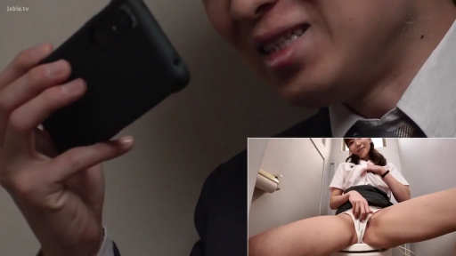厕所 · 手机 · 自慰 · 屏幕内女学生全身特写 · 女学生穿校服衬衫和短裙 · 男人色眯眯盯着屏幕 · 远程调教