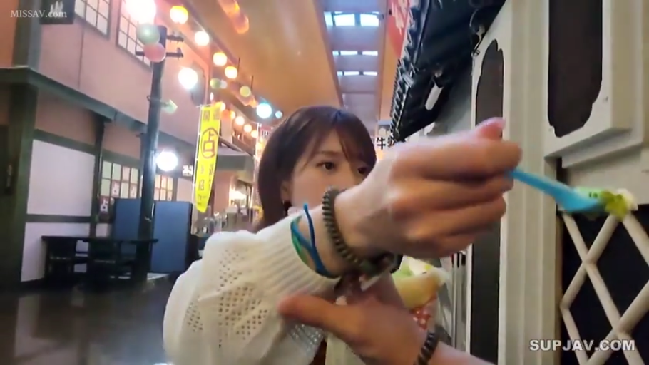 站立 · 自然 · 面部特写 · POV视角 · 白色毛衣 · 喂食 · 室内日式商业街 · 蓝色塑料勺