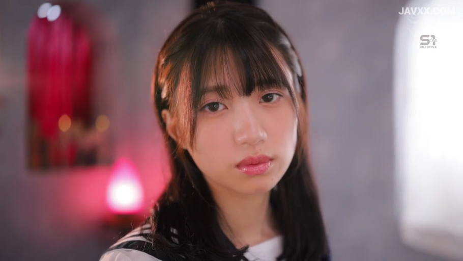 面部特写 · 迷茫 · 水手服 · 摄影棚 · 粉色氛围灯光