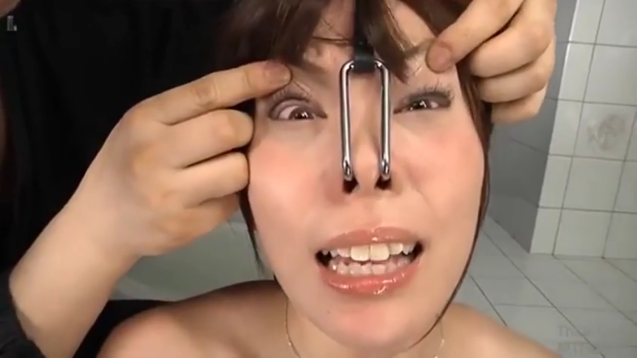 脸部特写 · 浴室 · 裸体 · BDSM · 痛苦 · 正面 · 鼻腔扩张 · 鼻撑