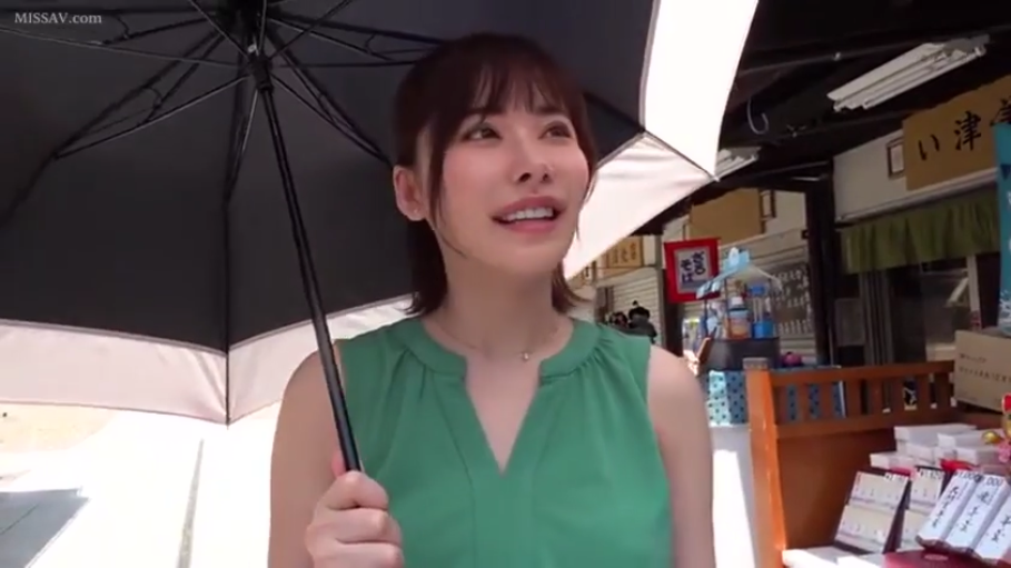 自然交谈 · 肩部特写 · 商店门口 · 项链 · 绿色无袖上衣 · 夏季装束