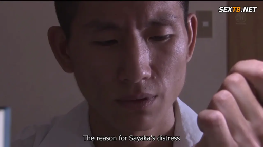 室内 · 严肃 · 低头 · 脸部特写 · 白色衬衫 · 观看 · 日本AV