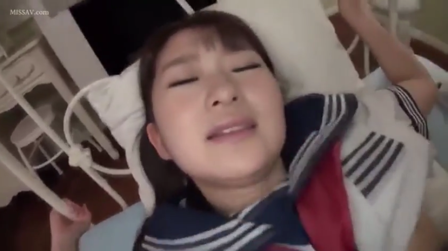 表情特写 · 卧室 · 水手服 · 沉浸感 · 后入或正常位（推测） · 汗水微光