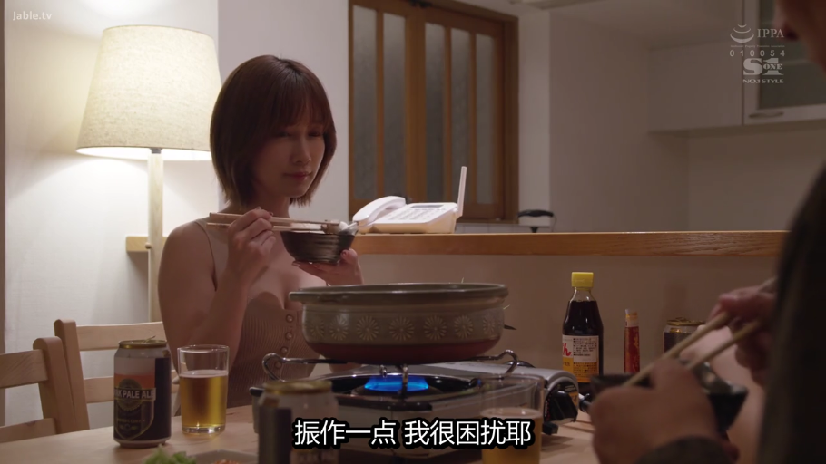 坐姿 · 忧郁 · 半身 · 居家 · 餐厅 · 进食 · 针织背心 · 碗筷