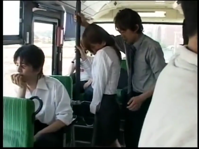 站立 · 中景 · 职业装 · 公交车