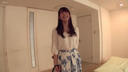 站立 · 手提包 · 长发 · 室内房间 · 灿烂笑容 · 欢笑 · 中全景 · 白色雪纺衫