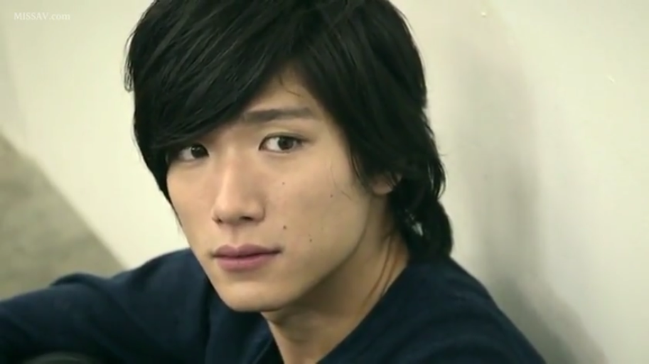 室内 · 坐姿 · 凝视 · 头部特写 · 冷峻 · 深蓝色长袖 · 黑发男性