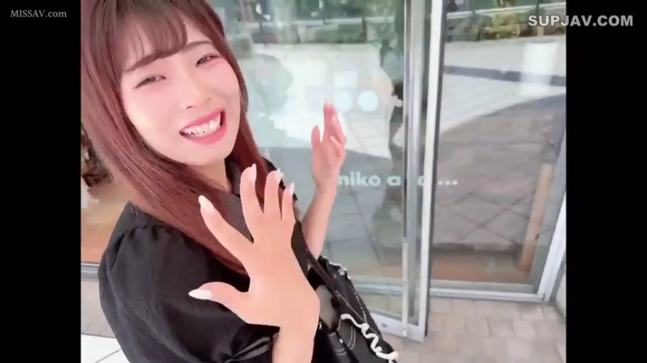 手部特写 · 商店入口 · 开朗笑容 · 黑色上衣 · 美甲 · 单肩包