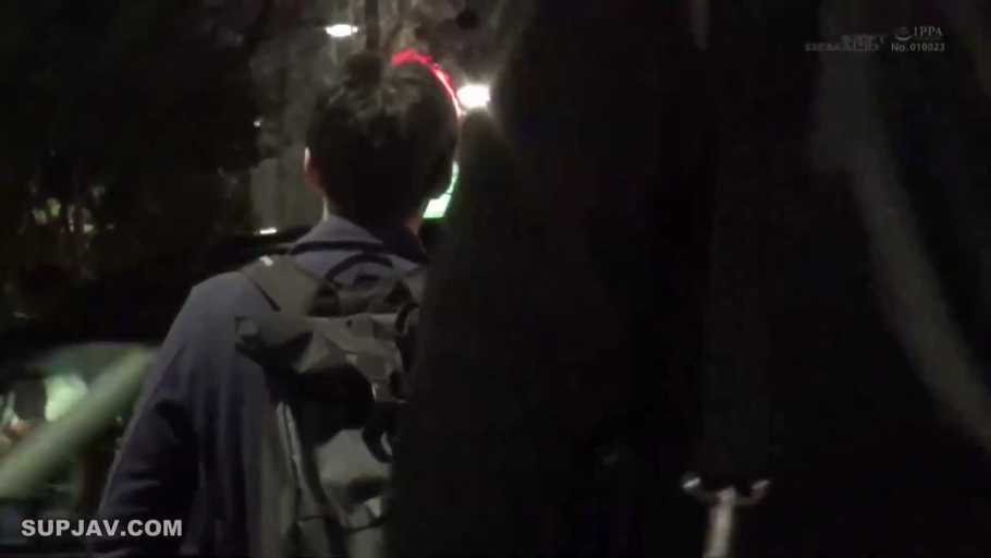 背包 · 背部特写 · 黑色背包 · 暗光环境 · 夜间街道