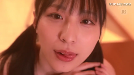 室内 · 唇部特写 · 眼神直视 · 暖光照明 · 无法明确衣着