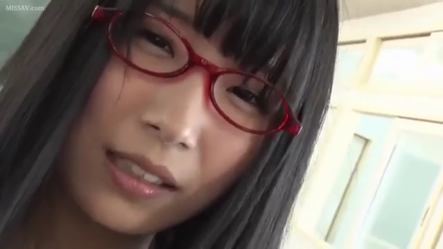 室内 · 脸部特写 · 微笑 · 注视 · 便服 · 正对面 · 黑长直 · 红色眼镜