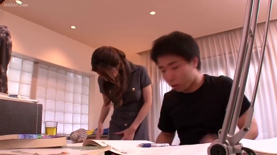 室内 · 站立 · 中景 · 平静 · 剧情 · 书桌 · 摸阴 · 灰色连身裙