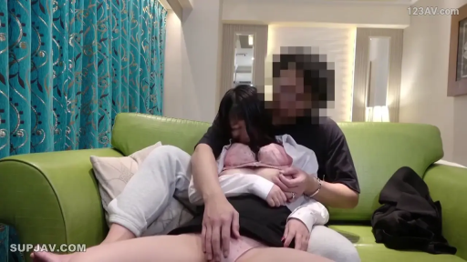 浅色底裤 · 沙发 · 神情迷离 · 前戏抚摸 · 男人触摸私处的特写