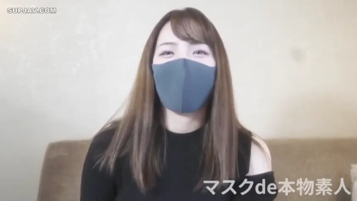 室内 · 佩戴口罩特写 · 眼神温和 · 灰色口罩 · 口罩遮面 · 黑色露肩短袖上衣