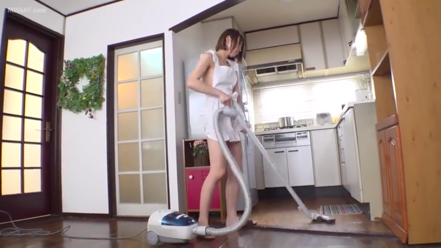 全身 · 专注 · 站立 · 厨房 · 人妻 · 吸尘器 · 裸体围裙 · 使用吸尘器