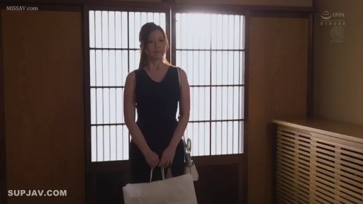 全身 · 站立 · 和室 · 平静 · 熟女 · 纸袋 · 提物 · 黑色无袖连衣裙