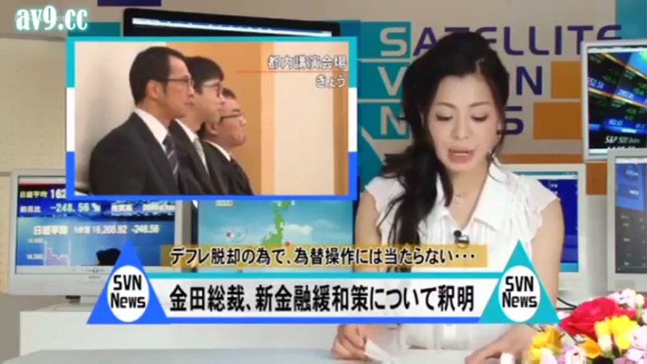 专注 · 白色无袖上衣 · 背景有财经数据图表 · 新闻提示牌 · 电视台演播室 · 女主播半身特写