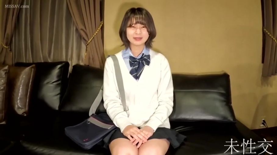 上半身特写 · 微笑 · 白色针织开衫 · 室内沙发 · 学生书包 · 画质清晰