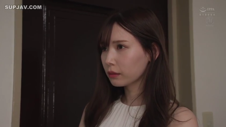 室内 · 若有所思 · 面部特写 · 白色无袖上衣