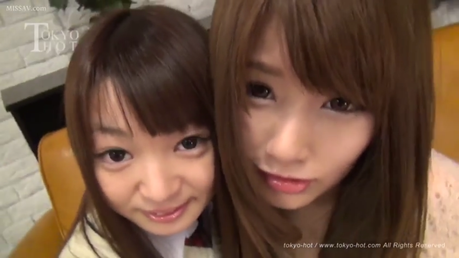 室内 · 脸部特写 · 微笑 · 面对镜头 · 学生装 · 双女 · 依偎