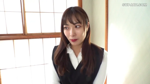 室内 · 坐姿 · 白衬衫 · 自然 · 长发 · 头部特写 · 侧望