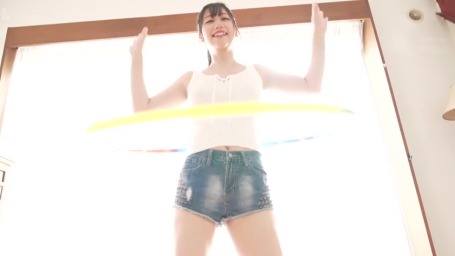 窗前 · 全身镜头 · 灿烂笑容 · 阳光充足 · 蓝色牛仔短裤 · 彩色呼啦圈