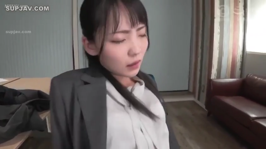 办公室 · 灰色西装外套 · 略显陶醉 · 脸部中景特写