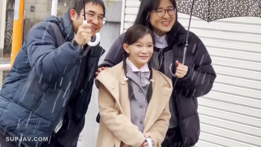 卡其色大衣 · 微笑 · 街头 · 雨伞 · 女孩面部特写 · 下雨