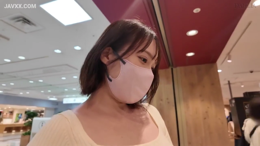 注视 · 面部特写 · 室内商场 · 佩戴口罩 · 粉色口罩 · 米色修身针织上衣