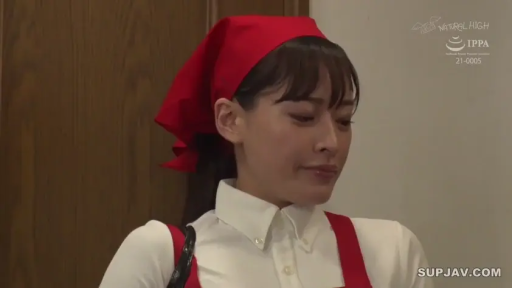 室内 · 站立 · 上半身特写 · 亚洲女性 · 犹豫 · 红色围裙 · 看向侧面