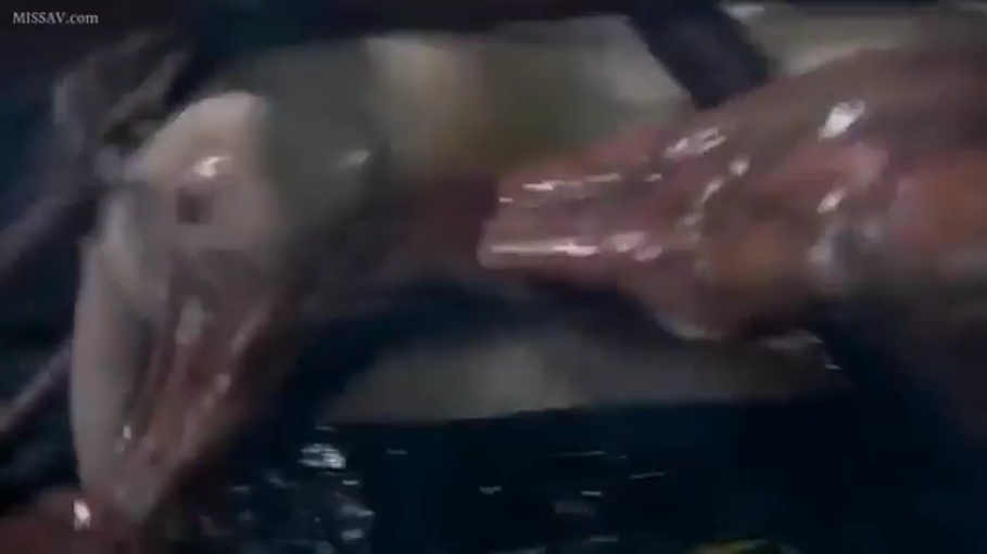 室内 · 胸部特写 · 湿身 · 抚摸 · 半裸 · 躺卧 · 润滑剂