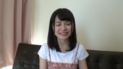 半身特写 · 室内房间 · 喜悦 · 正面坐姿 · 微笑看向镜头 · 白色T恤搭碎花吊带