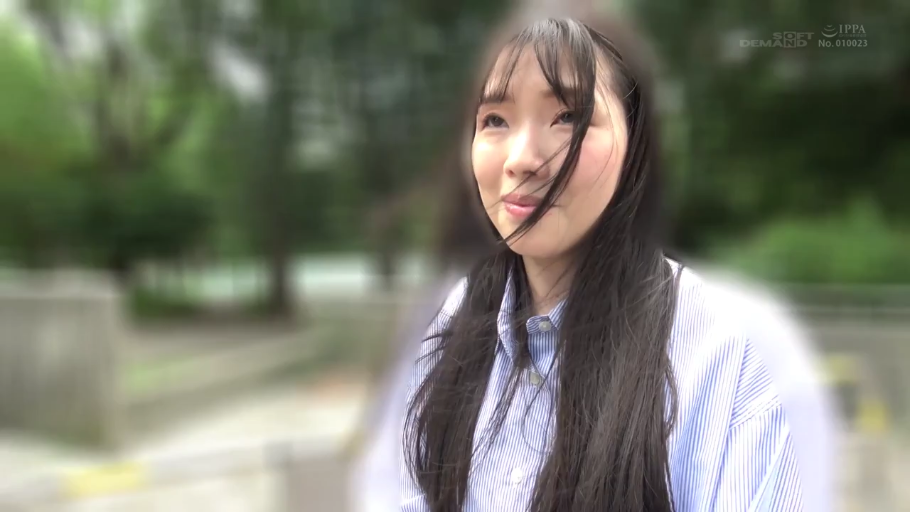 脸部特写 · 条纹衬衫 · 室外 · 面带微笑