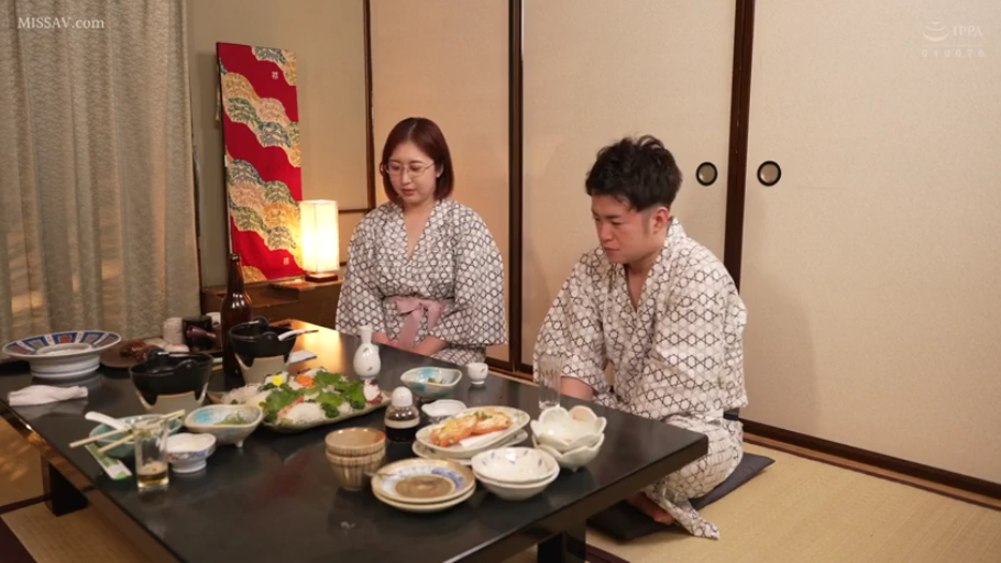 交谈中 · 餐具 · 日式旅馆 · 日式浴衣 · 两人上半身特写