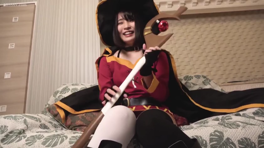 卧室 · 头部特写 · 红黑配色长袍 · 开心的笑容 · 魔法师帽子