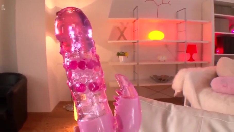 卧室 · 情趣用品 · 光影氛围 · 按摩棒特写