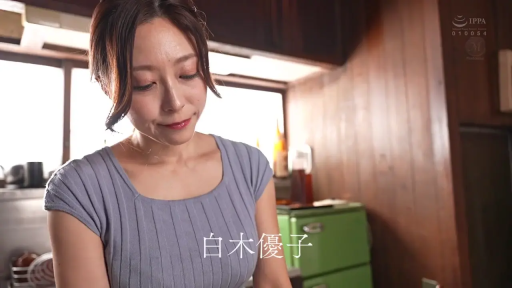 上半身特写 · 温柔 · 厨房 · 画中字 · 淡蓝色针织修身短袖