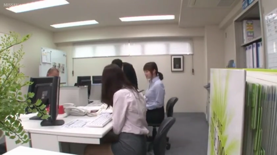 坐姿 · 办公室 · 全景 · 电脑 · 自然 · 职业装 · OL · 办公