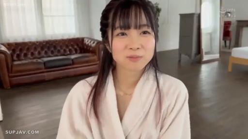 坐姿 · 脸部特写 · 沙发 · 注视镜头 · 室内客厅 · 白色浴袍 · 自然微笑 · 长发齐刘海