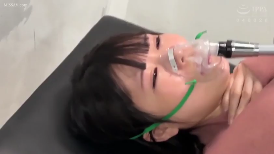 诊疗室 · 面部特写 · 呼吸急促 · 氧气面罩 · 粉色系服装 · 氧气设备