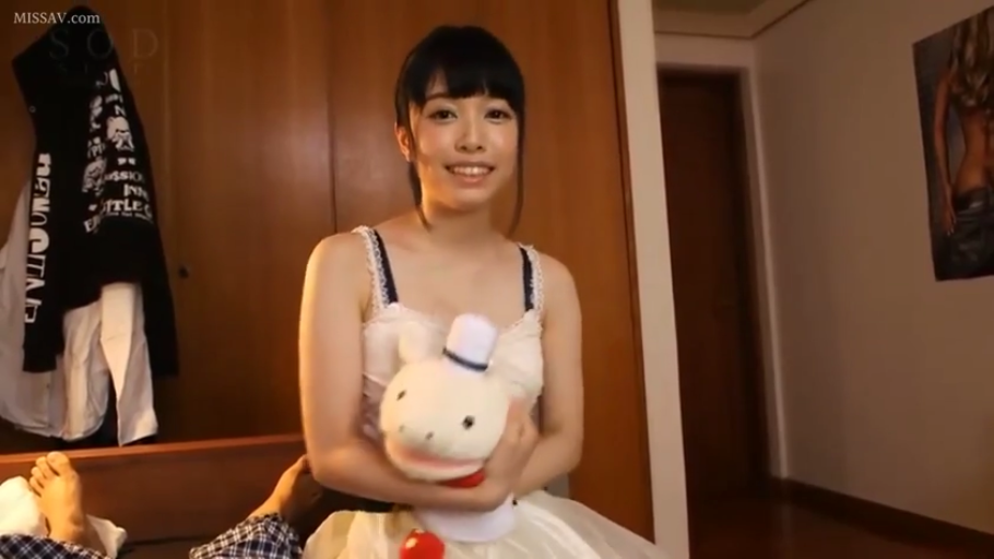 坐姿 · 卧室 · 微笑 · 白色蕾丝吊带 · 上半身 · 直视 · 毛绒玩具 · 黑发