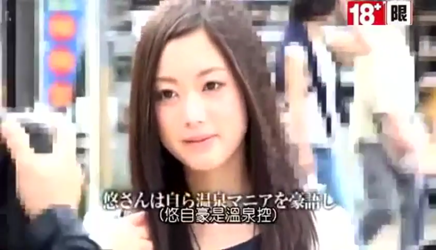 微笑 · 便装 · 麦克风 · 人物面部特写 · 公共场所 · 视频含有18+角标