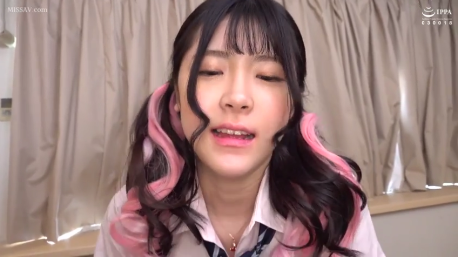 室内 · 微张嘴 · 面部特写 · 校服衬衫