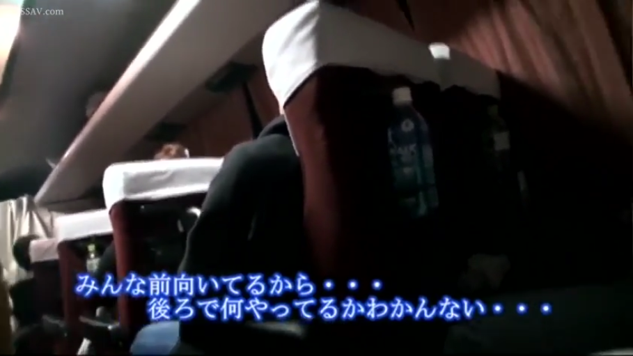 水瓶 · 深色外套 · 大巴车内 · 手淫 · 字幕显示“大家都朝前看，后面在做什么没人知道”